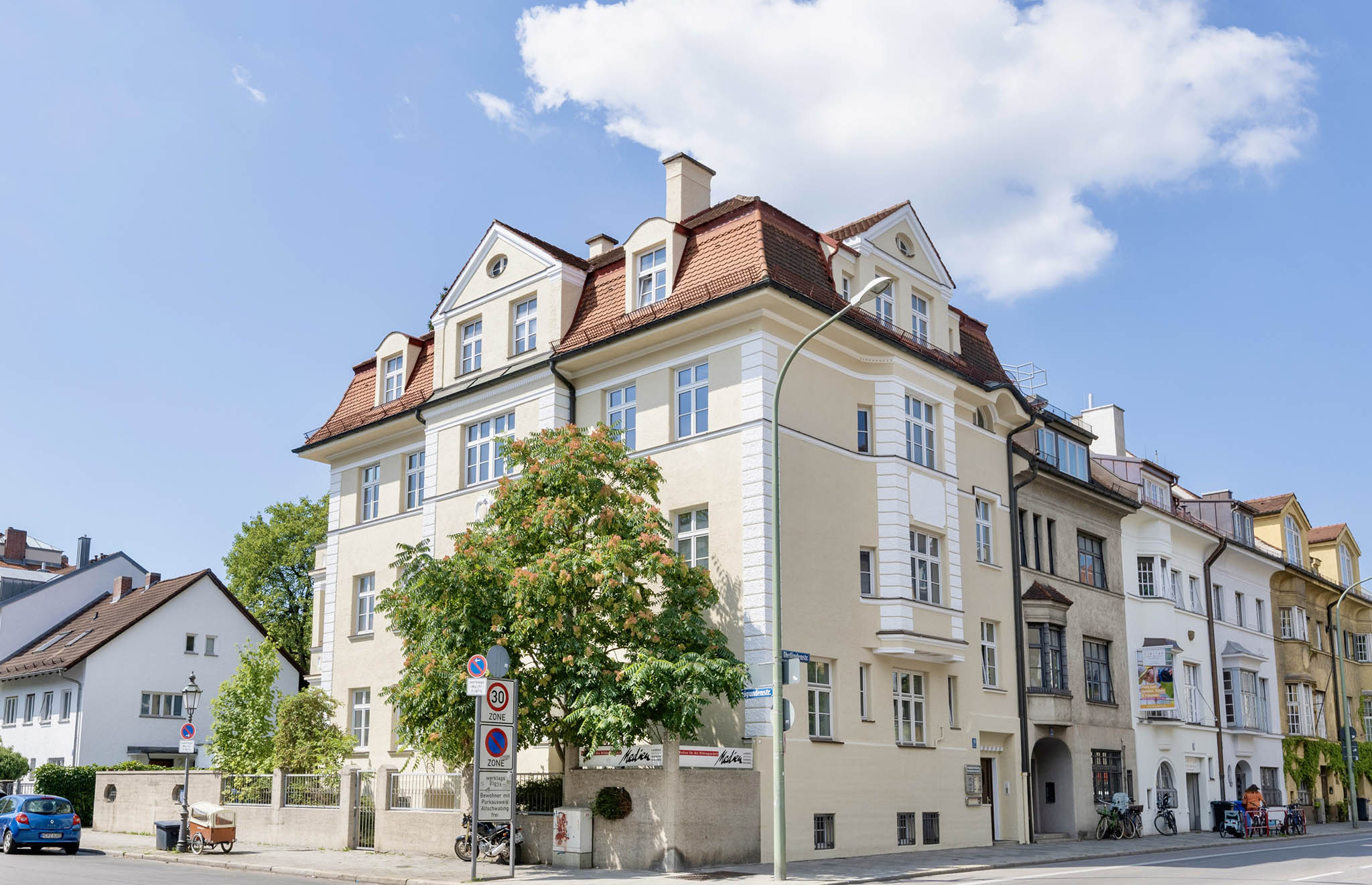 Denkmalgeschütztes, leerstehendes Wohn- und Geschäftshaus in München-Schwabing
